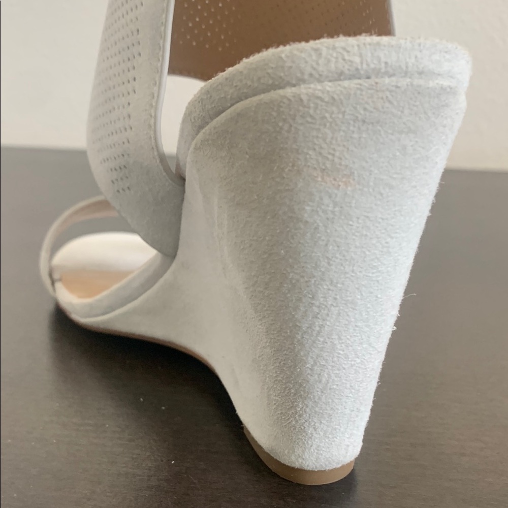 NWOT HALSTON Stone / Gray Wedge Sandals with Textured Straps and Ankle Buckle. - Picture 8 of 9